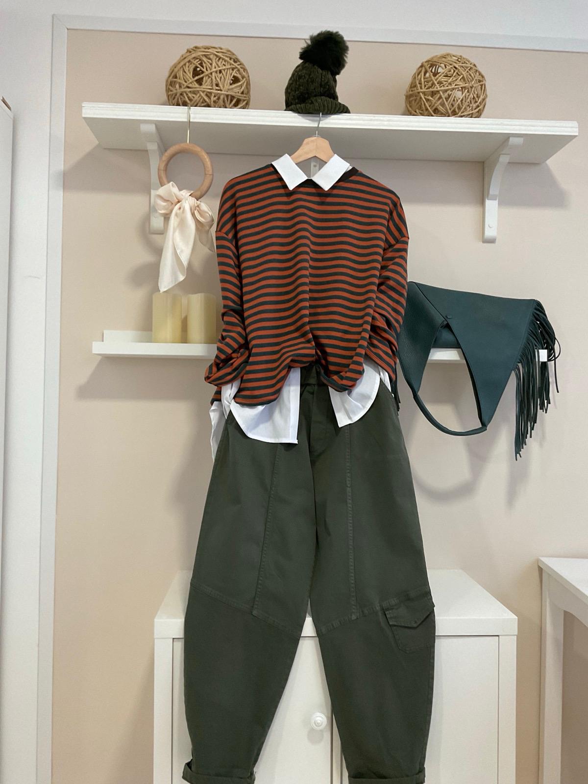 Look Camiseta Cobain Teja/Verde con pantalón caqui
