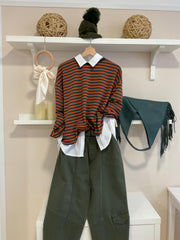 Look Camiseta Cobain Teja/Verde con pantalón caqui