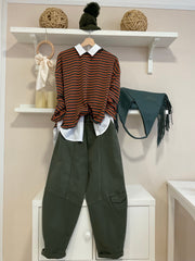 Camiseta Cobain a rayas teja y verde, con camisa blanca y pantalón caqui