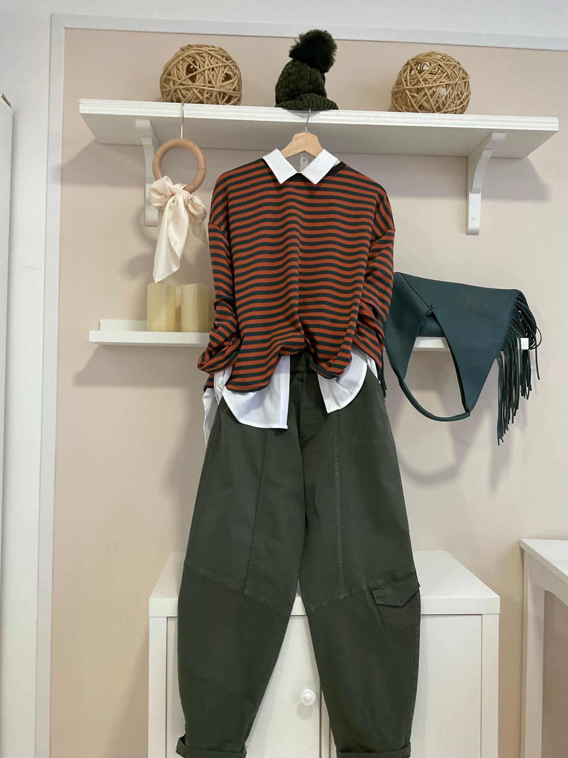 Caqui | Pantalón O'Neill caqui con camiseta Cobain Teja/Verde en look Matilusca