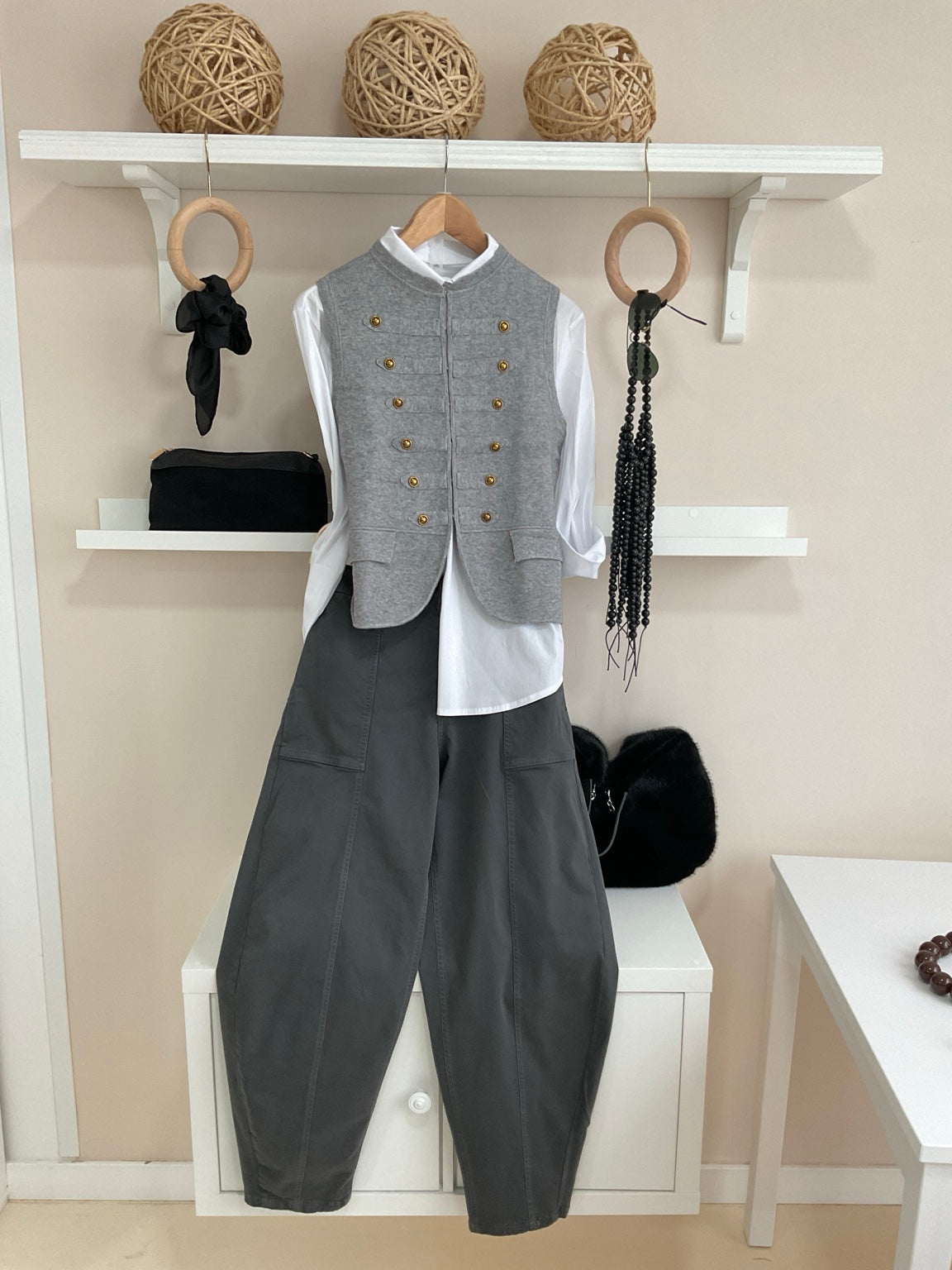 Look gris con chaleco Sargent Peppers y pantalón Balloon, vista completa