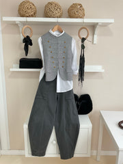 Look gris con chaleco Sargent Peppers y pantalón Balloon, vista completa