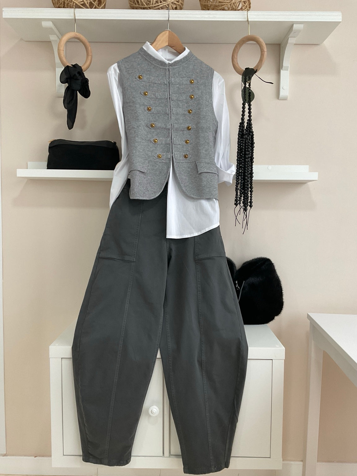 Look gris con chaleco Sargent Peppers y pantalón Balloon, vista frontal