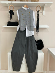Look gris con chaleco Sargent Peppers y pantalón Balloon, vista frontal