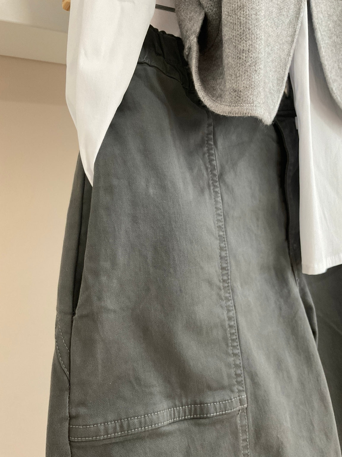 Pantalón Balloon gris, detalle del bolsillo de parche y tejido