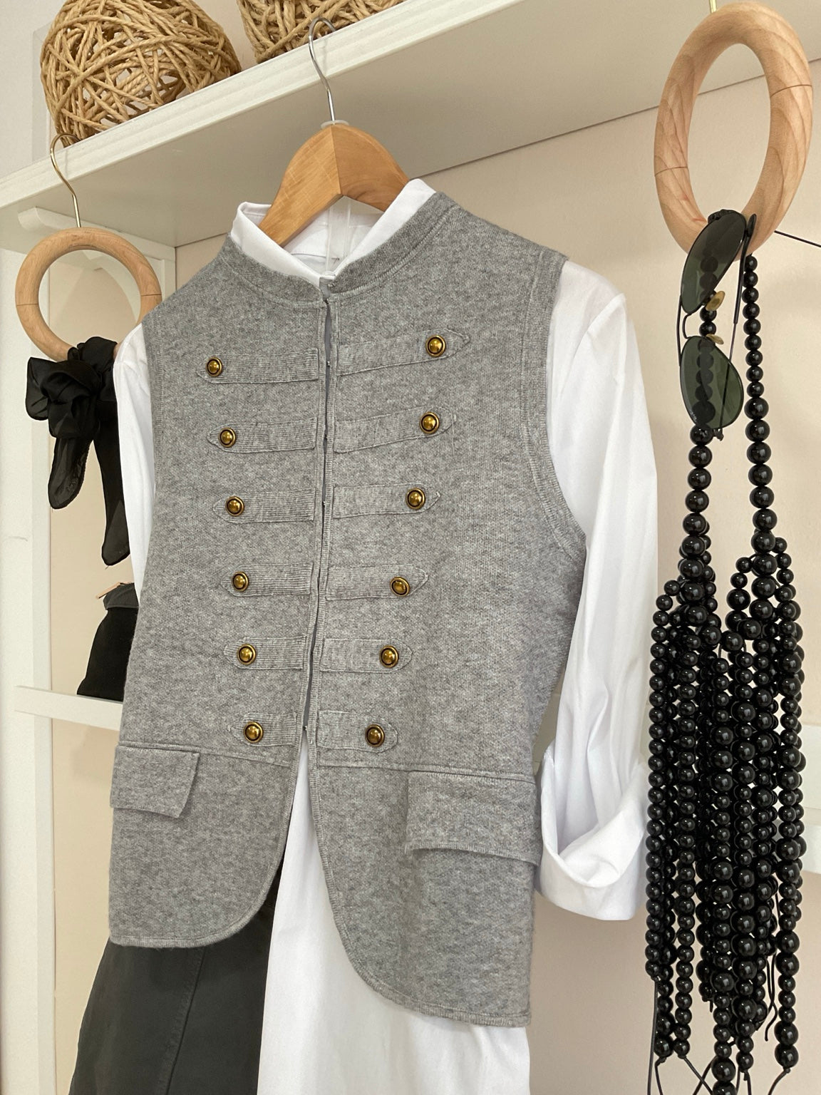 Chaleco Sargent Peppers gris, vista lateral y botones dorados