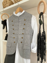 Chaleco Sargent Peppers gris, vista lateral y botones dorados