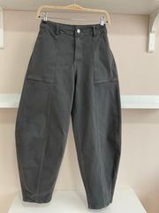 Pantalón Balloon gris con goma trasera, vista frontal