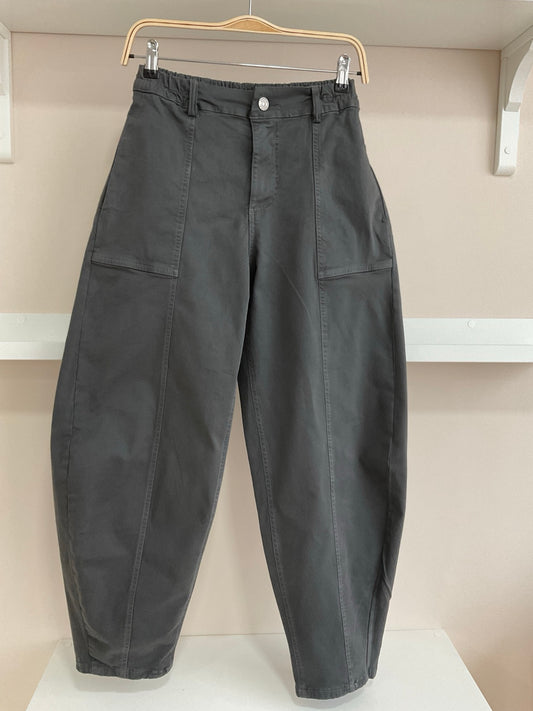Pantalón Balloon gris con goma trasera, vista frontal