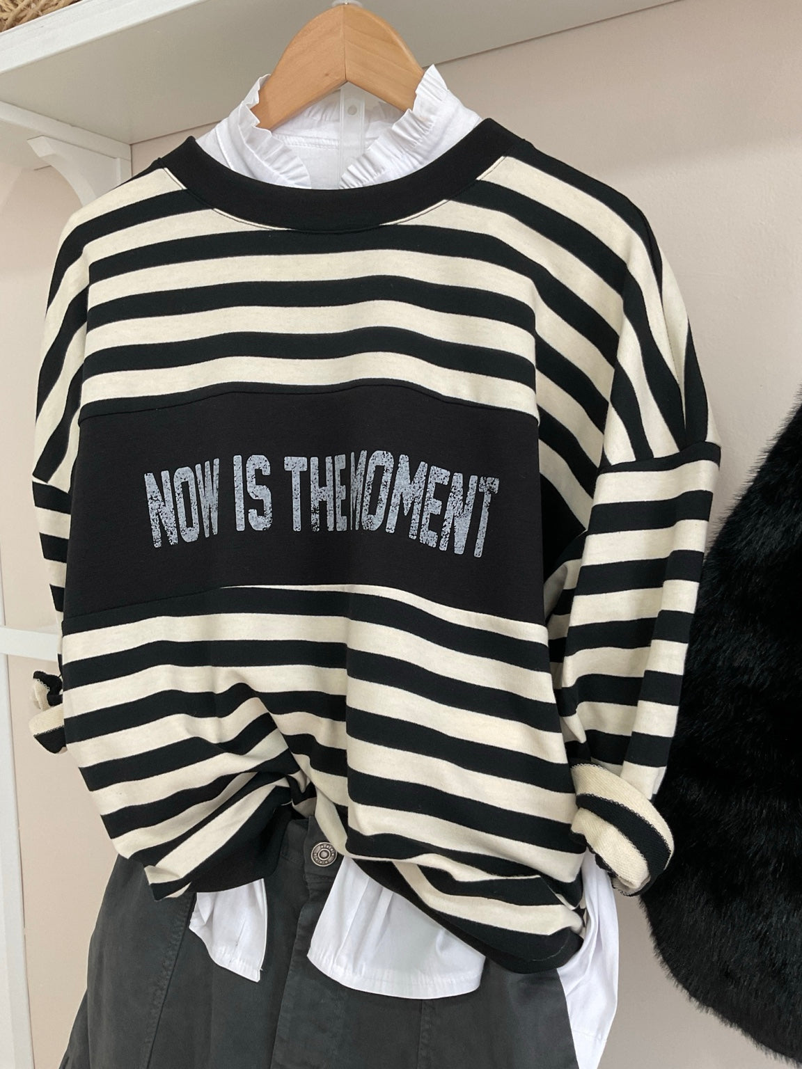 Camiseta Now is The Moment negra y crema con pantalón Balloon gris