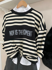 Camiseta Now is The Moment negra y crema con pantalón Balloon gris