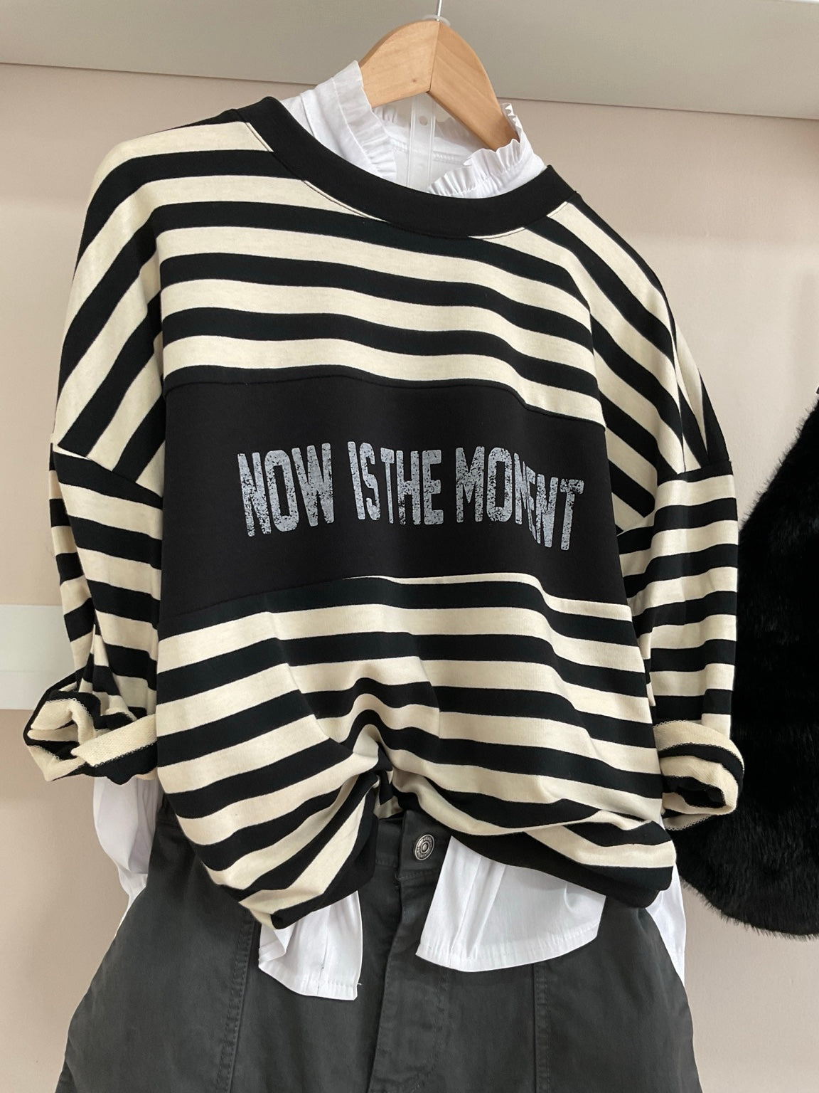 Camiseta Now is The Moment negra y crema con pantalón Balloon gris