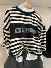 Camiseta Now is The Moment negra y crema con pantalón Balloon gris