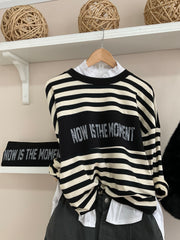 Camiseta Now is The Moment negra y crema con pantalón Balloon gris