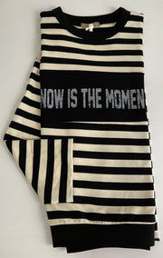 Camiseta Now is The Moment negra y crema, detalle de la prenda