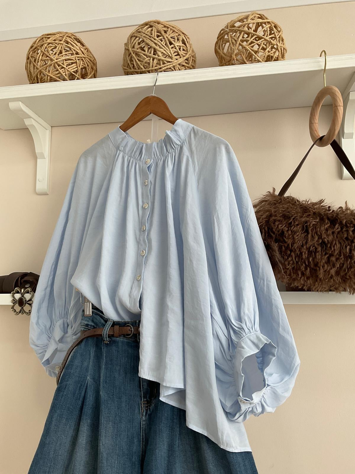 Azul celeste | Camisa New Romantic, look con tejano Peñíscola
