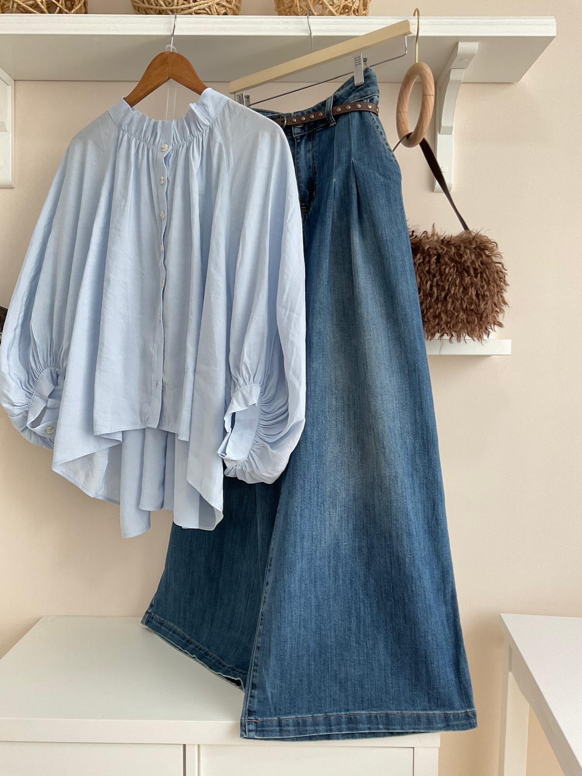 Tejano Palazzo Pinzas Peñíscola, look con Camisa New Romantic celeste