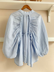 Azul celeste | Camisa New Romantic, espalda abierta con frunces