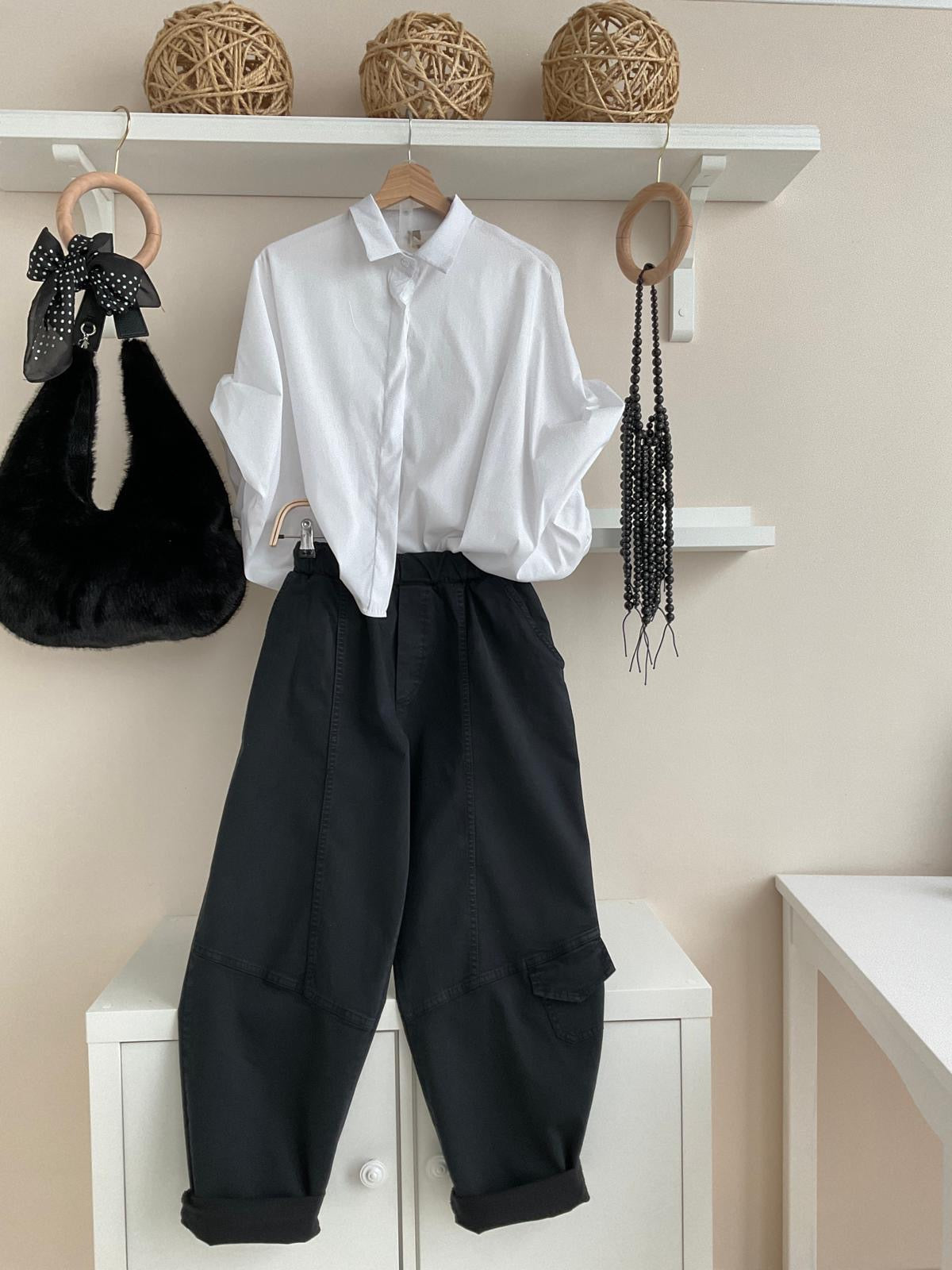 Negro | Pantalón O'Neill, look con camisa blanca