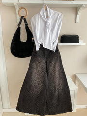 Look pantalón animal print con camisa blanca