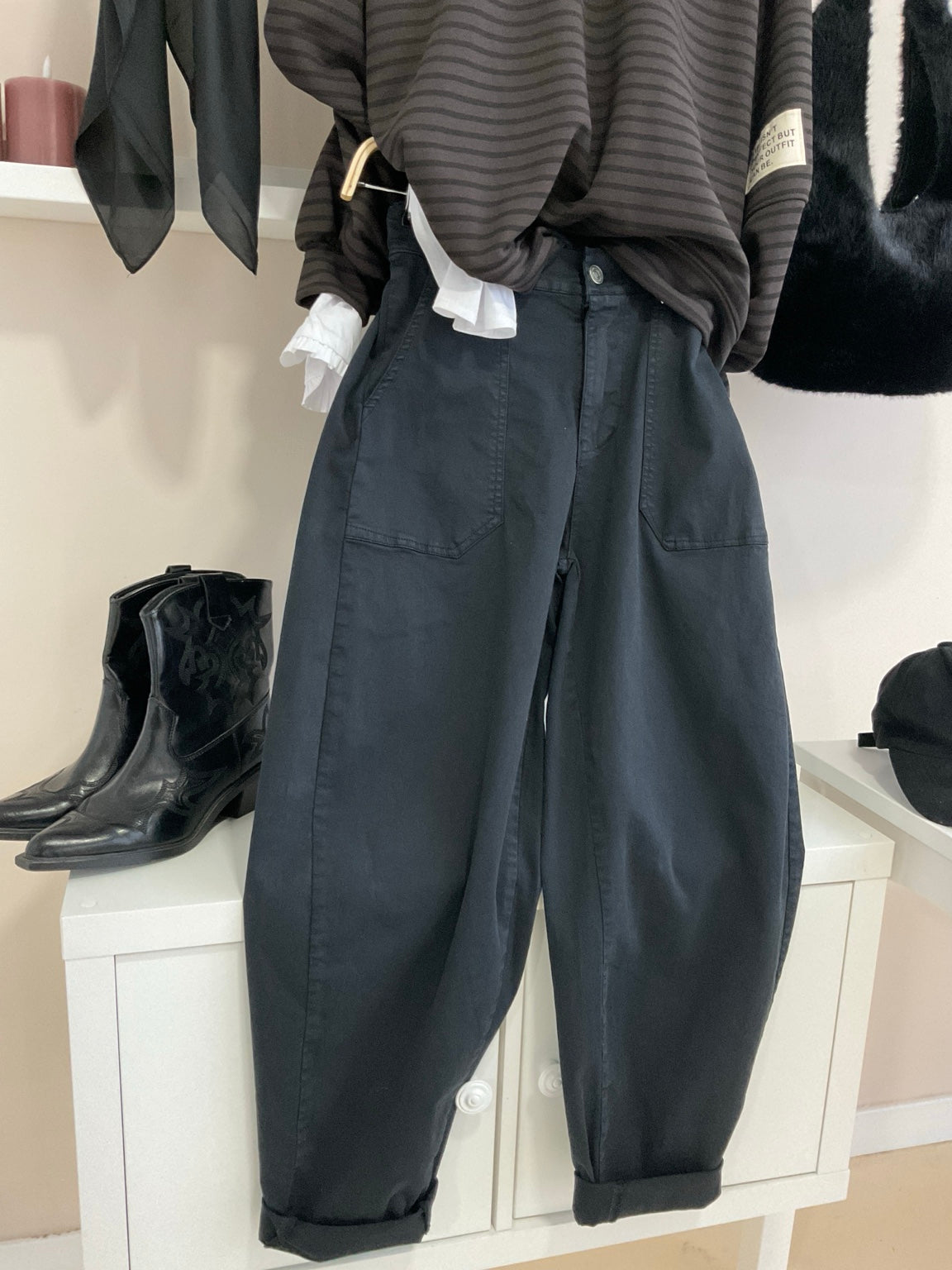 Pantalón balloon negro con goma en cintura combinado en look