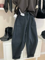 Pantalón balloon negro con goma en cintura combinado en look