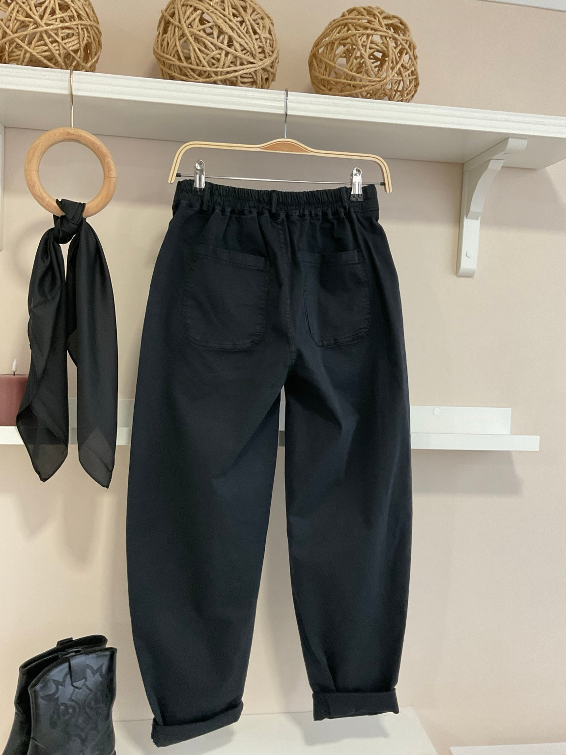 Pantalón balloon negro con goma en cintura, vista trasera