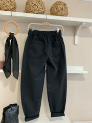 Pantalón balloon negro con goma en cintura, vista trasera