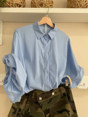 Verde Militar | Pantalón Camuflaje Cruzado con camisa de mangas abullonadas azul celeste