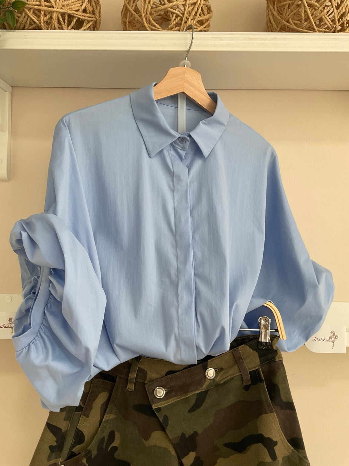 Azul Celeste | Camisa de mangas abullonadas con pantalón Camuflaje Cruzado