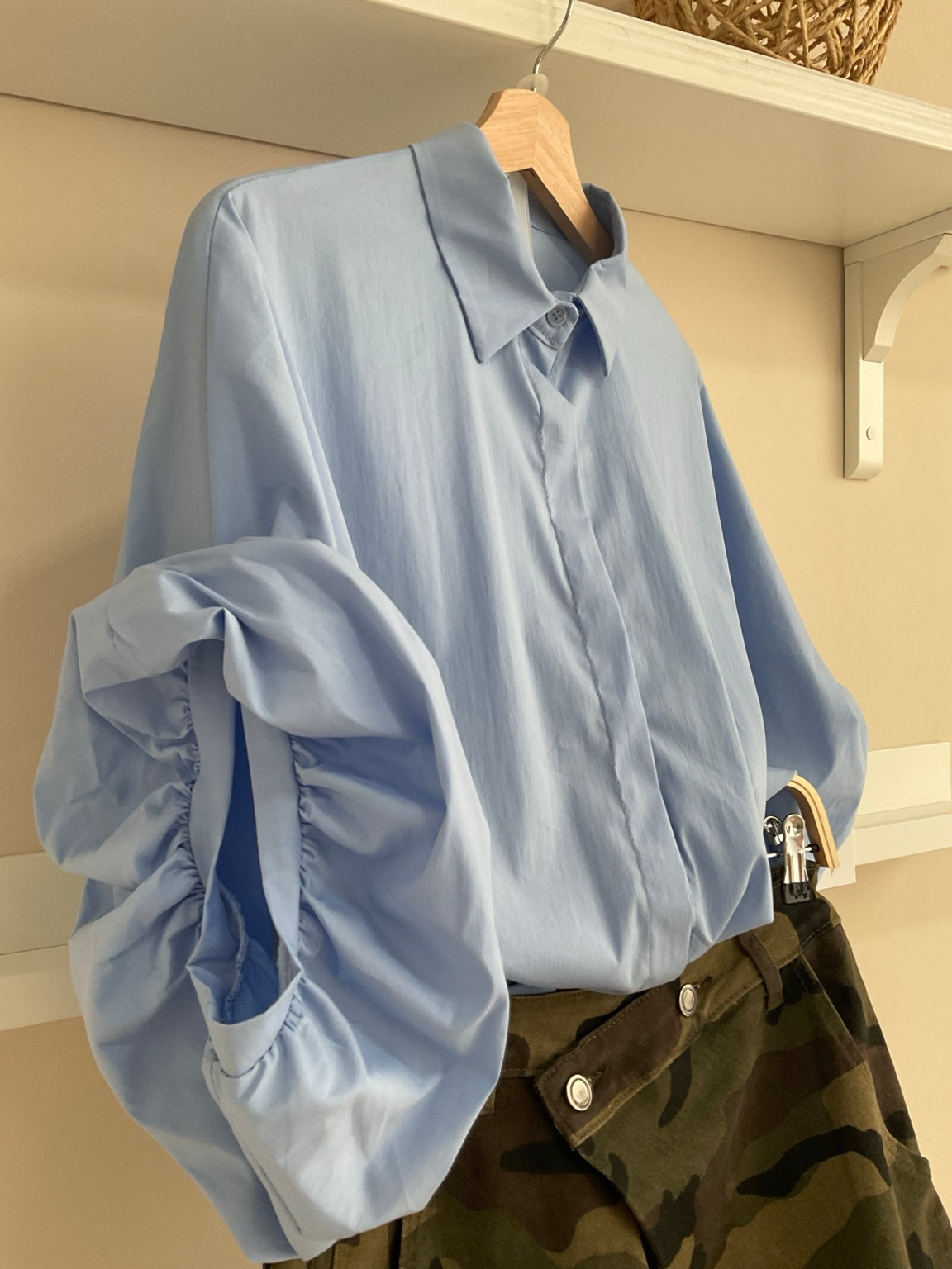 Verde Militar | Pantalón Camuflaje Cruzado con camisa de mangas abullonadas azul celeste
