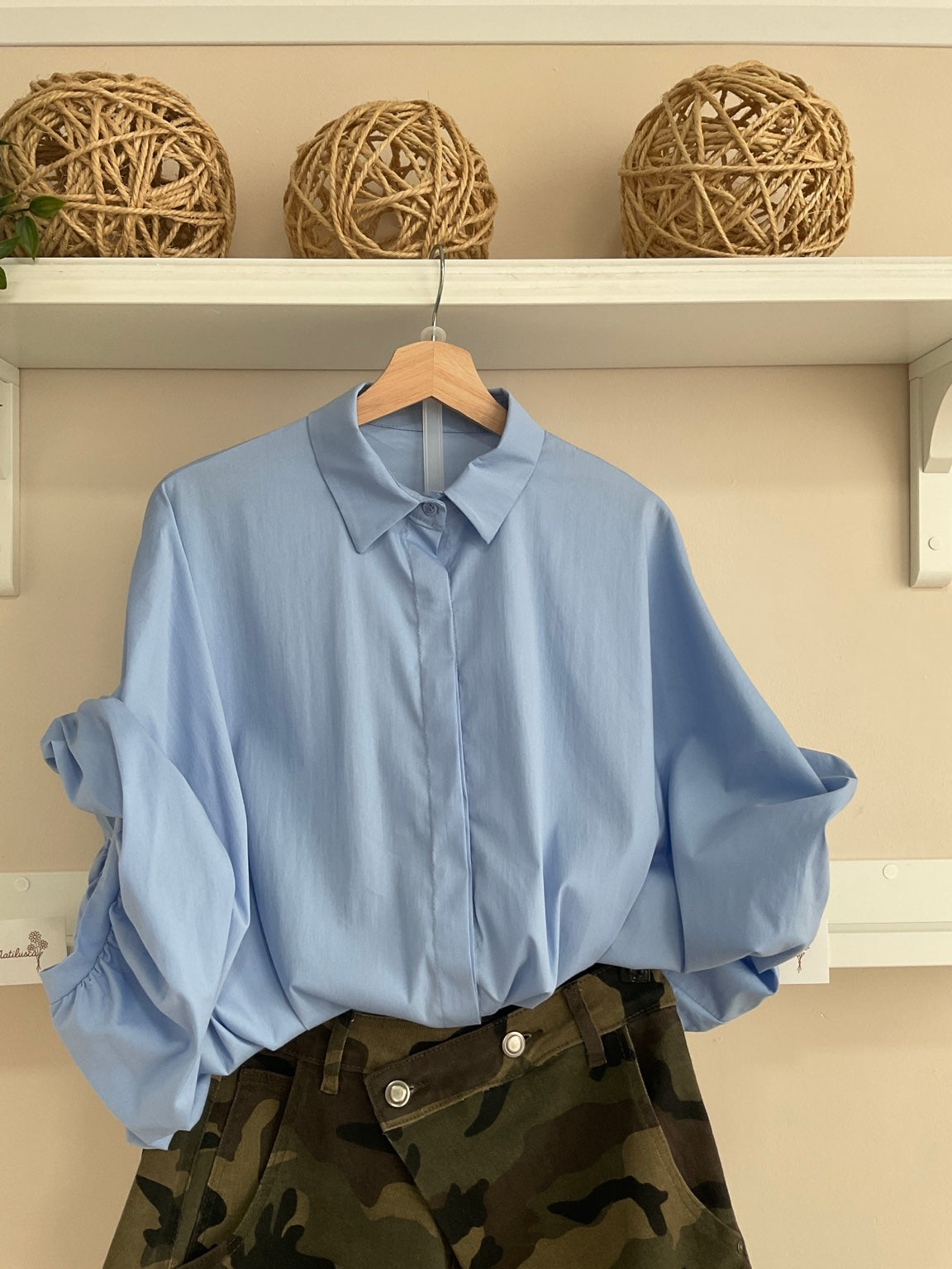 Verde Militar | Pantalón Camuflaje Cruzado con camisa de mangas abullonadas azul celeste