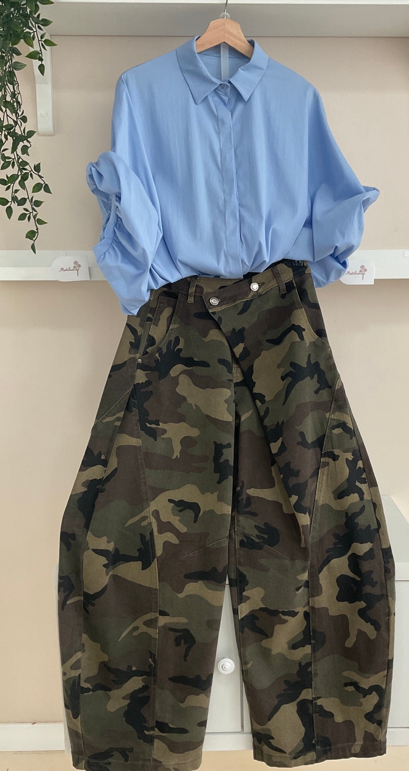 Verde Militar | Pantalón Camuflaje Cruzado, vista y look con camisa azul celeste