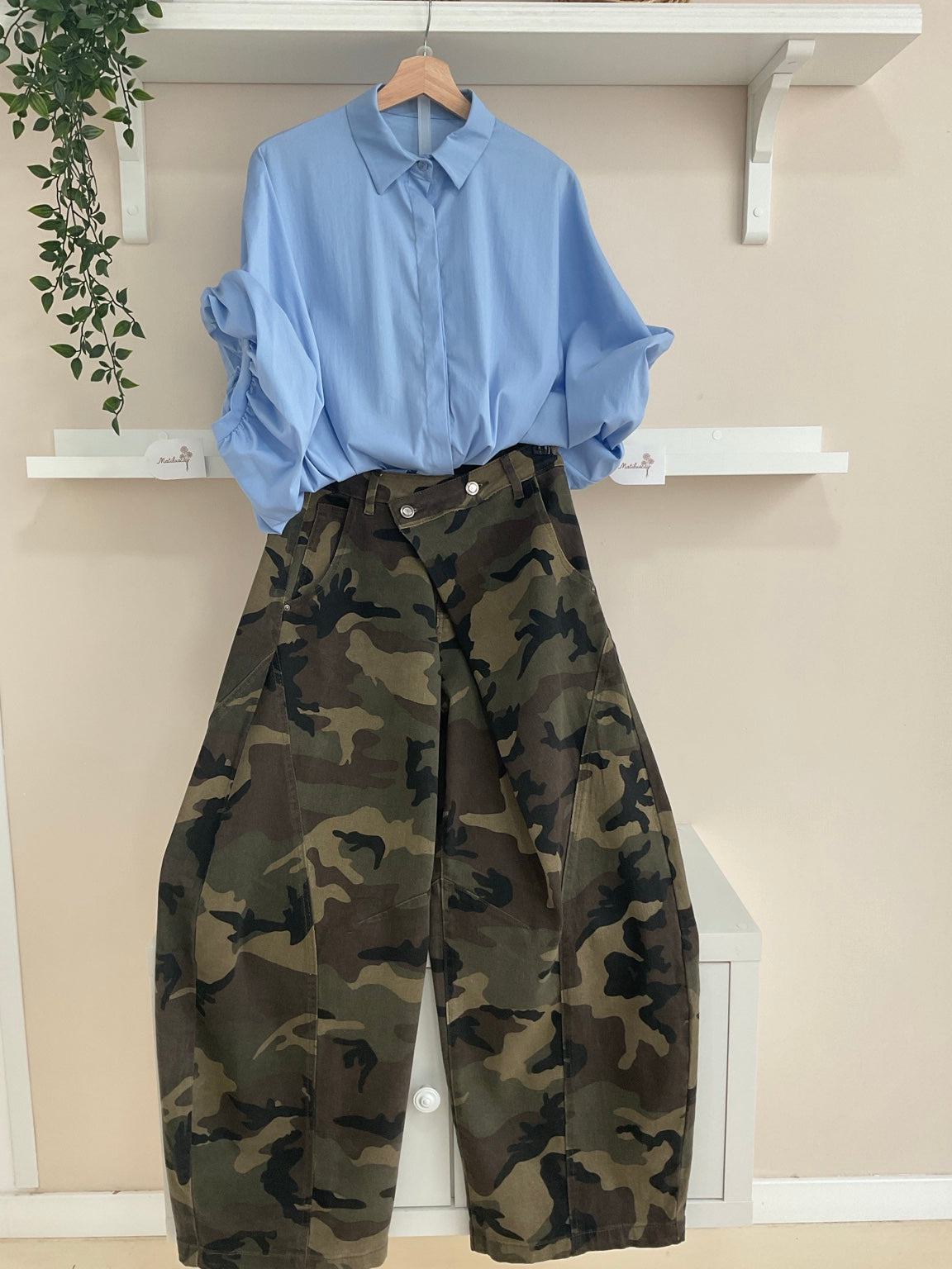 Verde Militar | Pantalón Camuflaje Cruzado con camisa de mangas abullonadas azul celeste