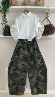 Verde Militar | Pantalón Camuflaje Cruzado con camisa de mangas abullonadas blanca