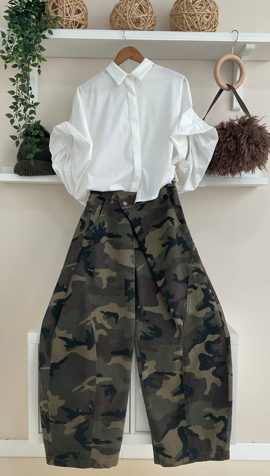 Blanco | Camisa de mangas abullonadas con pantalón Camuflaje Cruzado