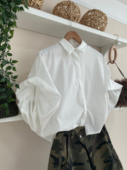 Verde Militar | Pantalón Camuflaje Cruzado con camisa de mangas abullonadas blanca