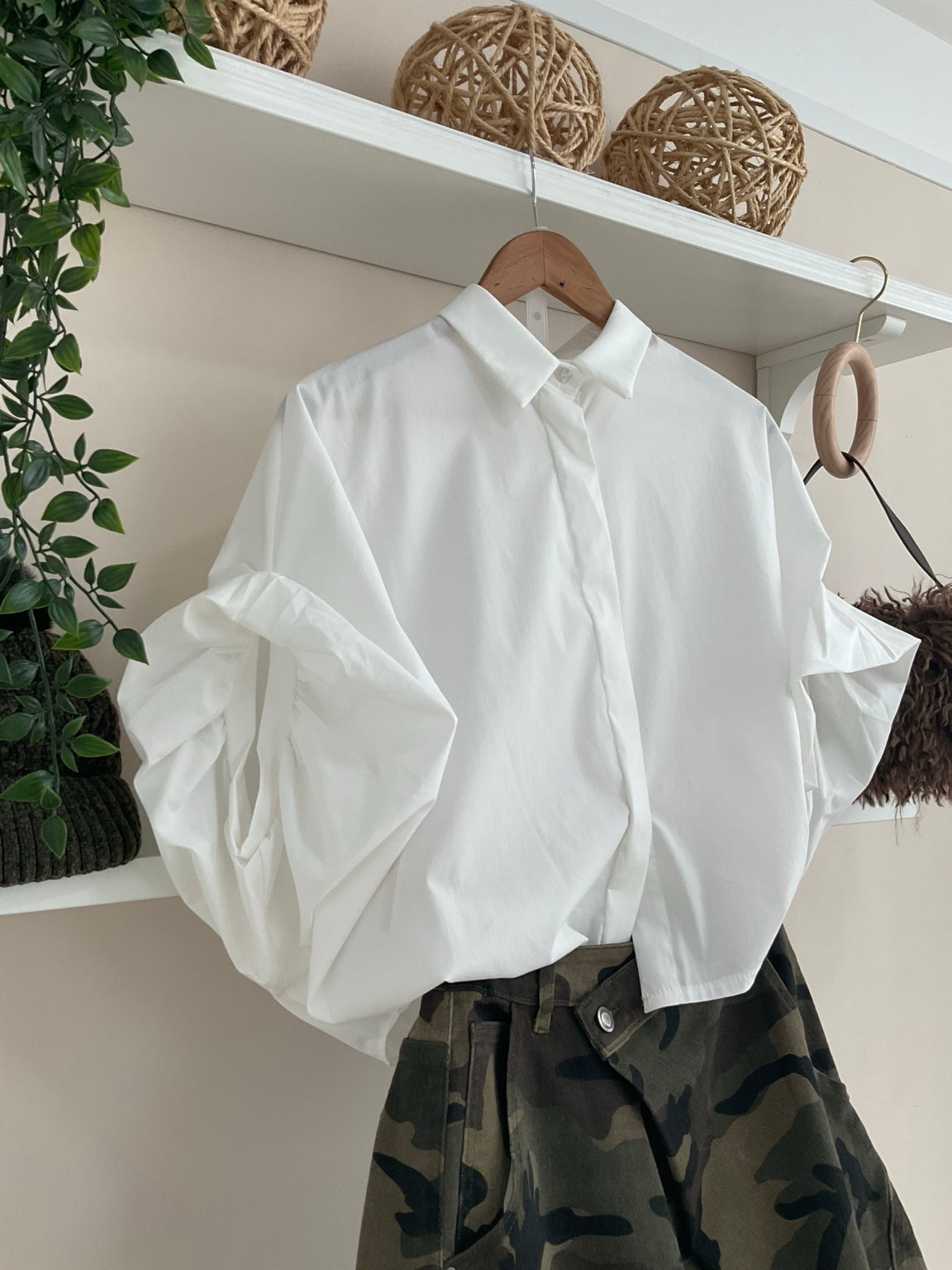 Blanco | Camisa de mangas abullonadas con pantalón Camuflaje Cruzado