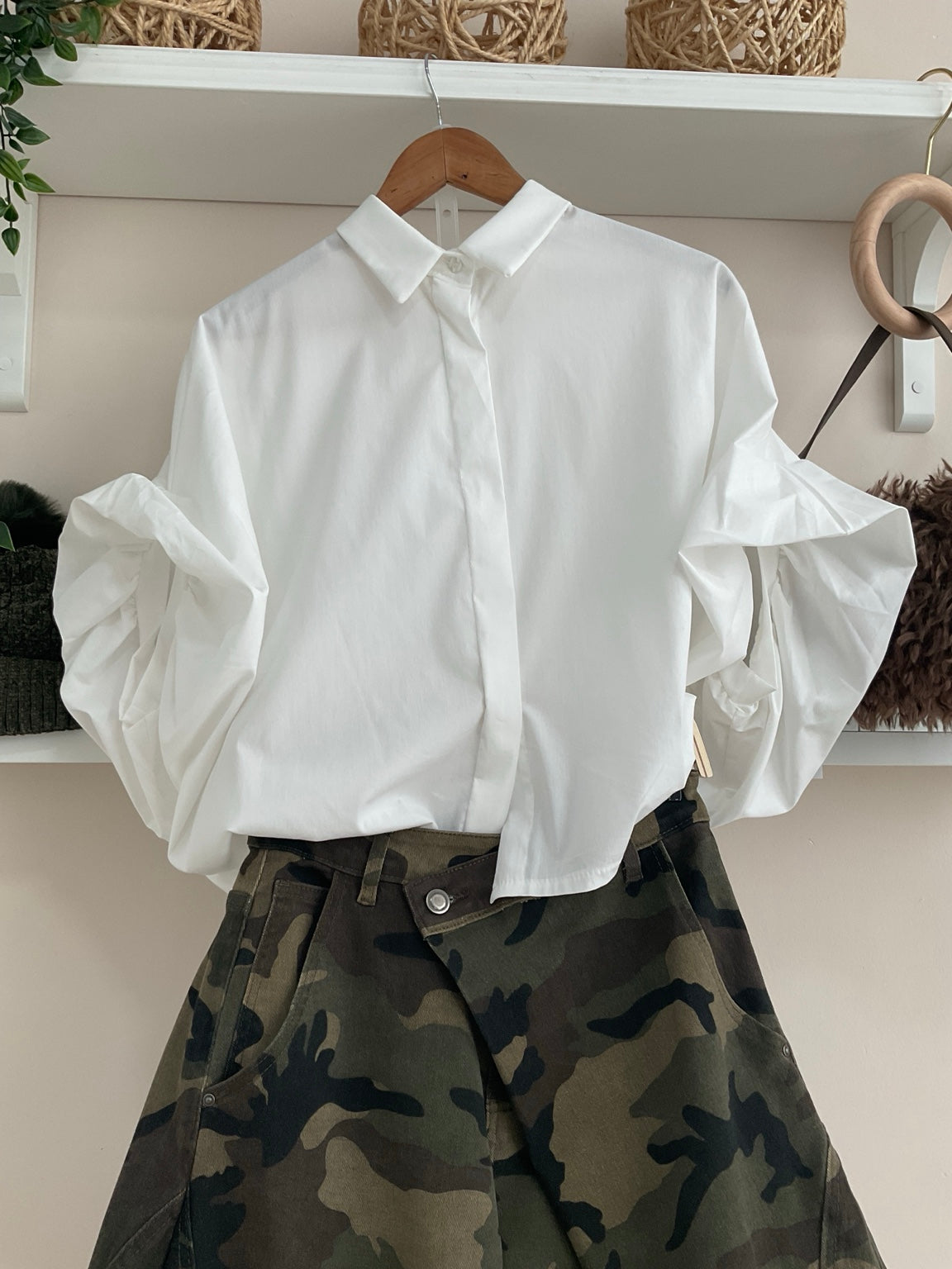 Blanco | Camisa de mangas abullonadas con pantalón Camuflaje Cruzado