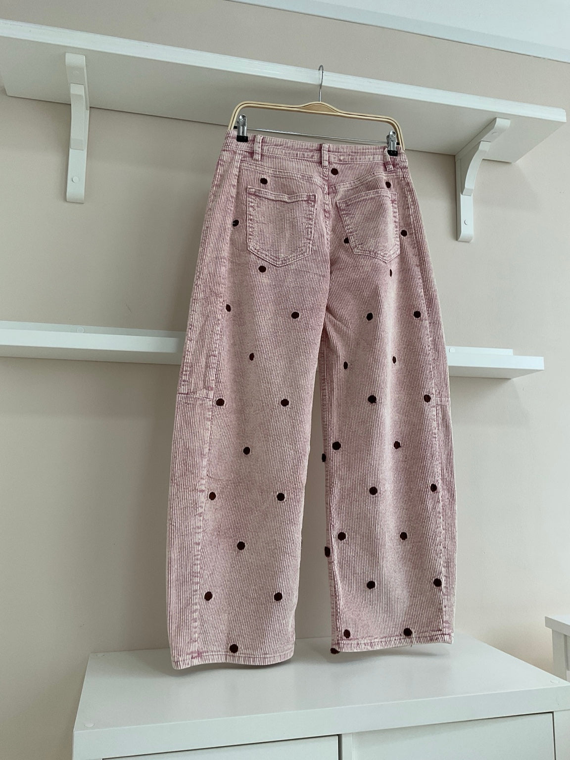 Pantalón pana gruesa con topos rosa-trasera