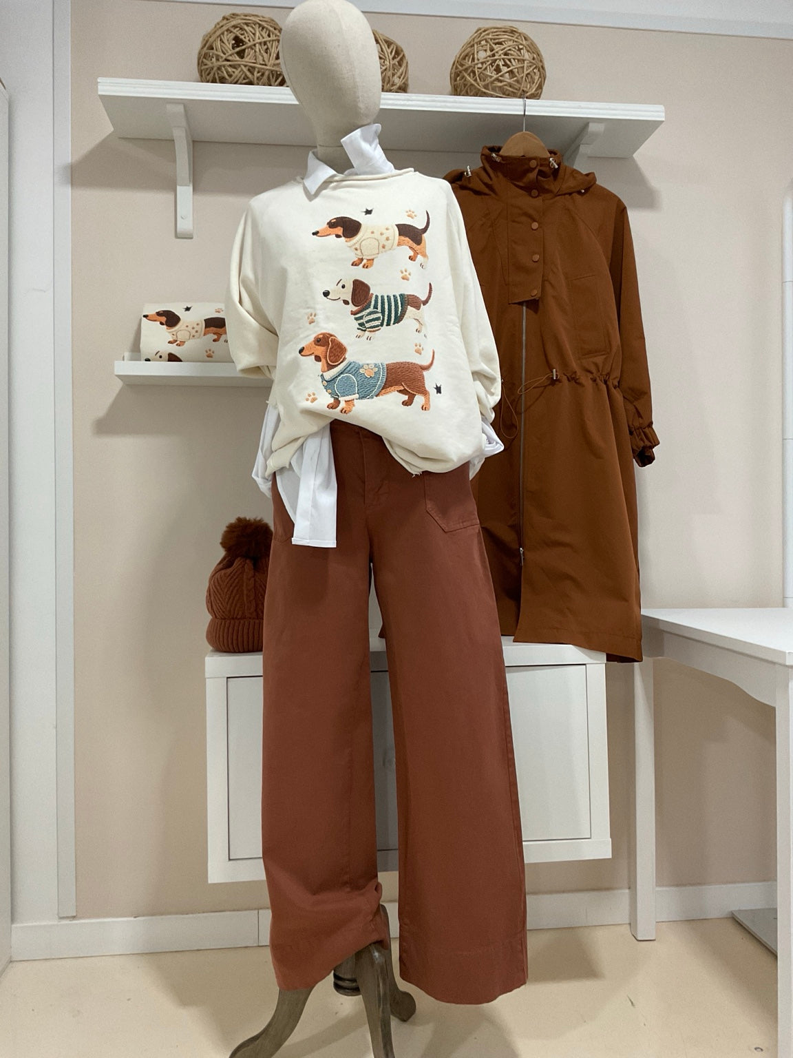Caldera | Pantalón Wide Leg Pavement — look con sudadera de perritos