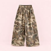 Taupe | Pantalón militar Rayan - catálogo completo sobre fondo rosa
