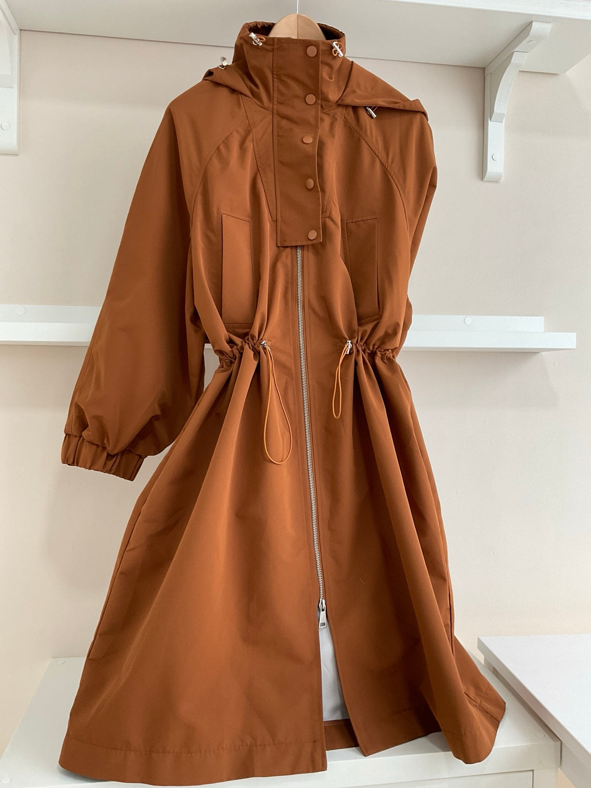 Gabardina Stocolm terracota con cintura ajustada