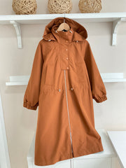 Gabardina Stocolm terracota vista frontal completa