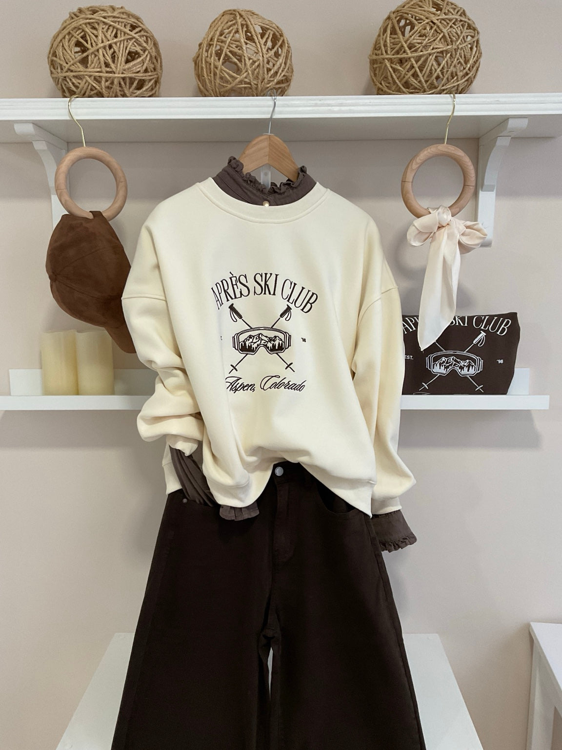 Beige | Sudadera Asper Après Ski Club look con pantalón chocolate