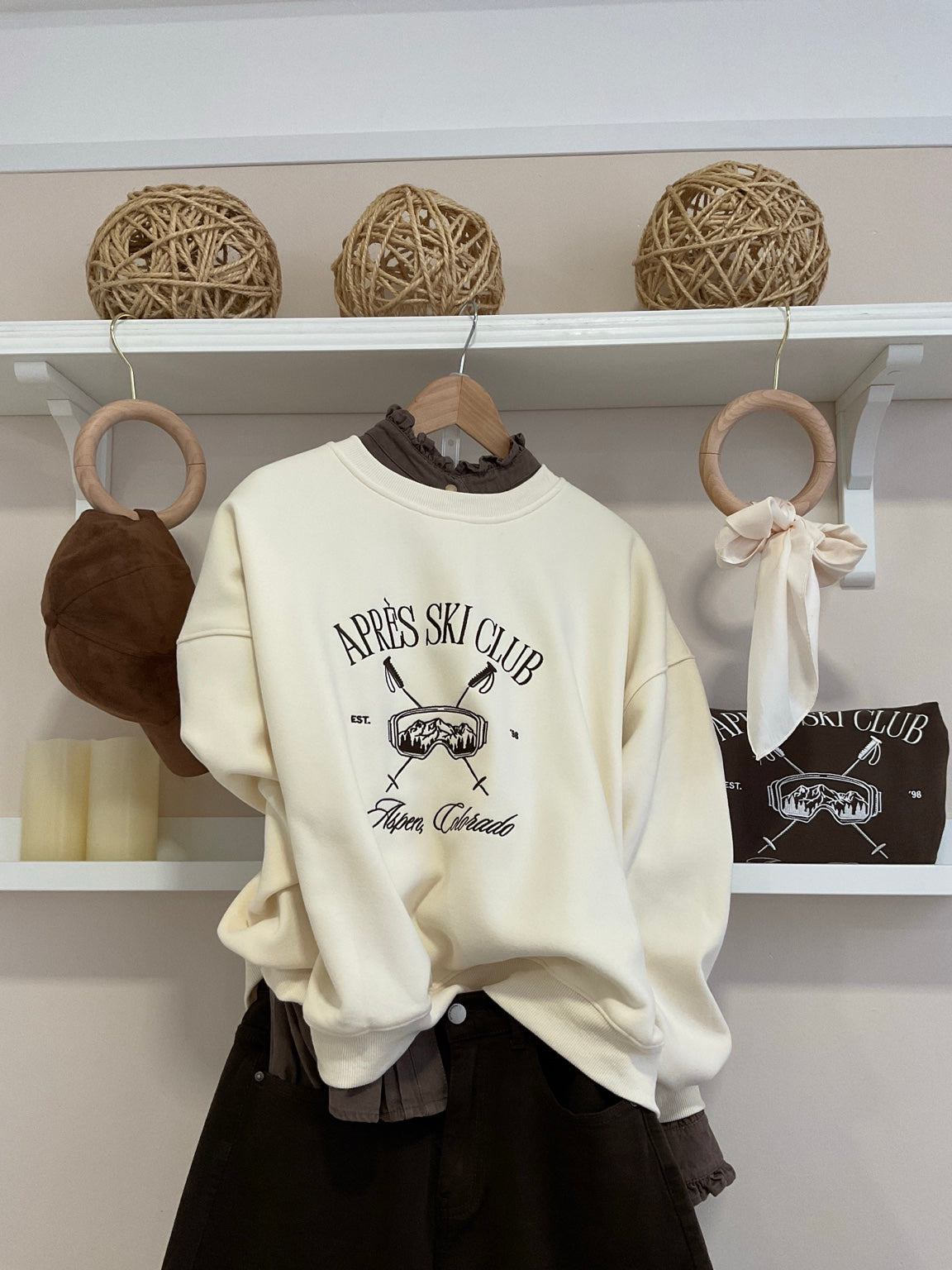 Beige | Sudadera Asper Après Ski Club look con pantalón chocolate