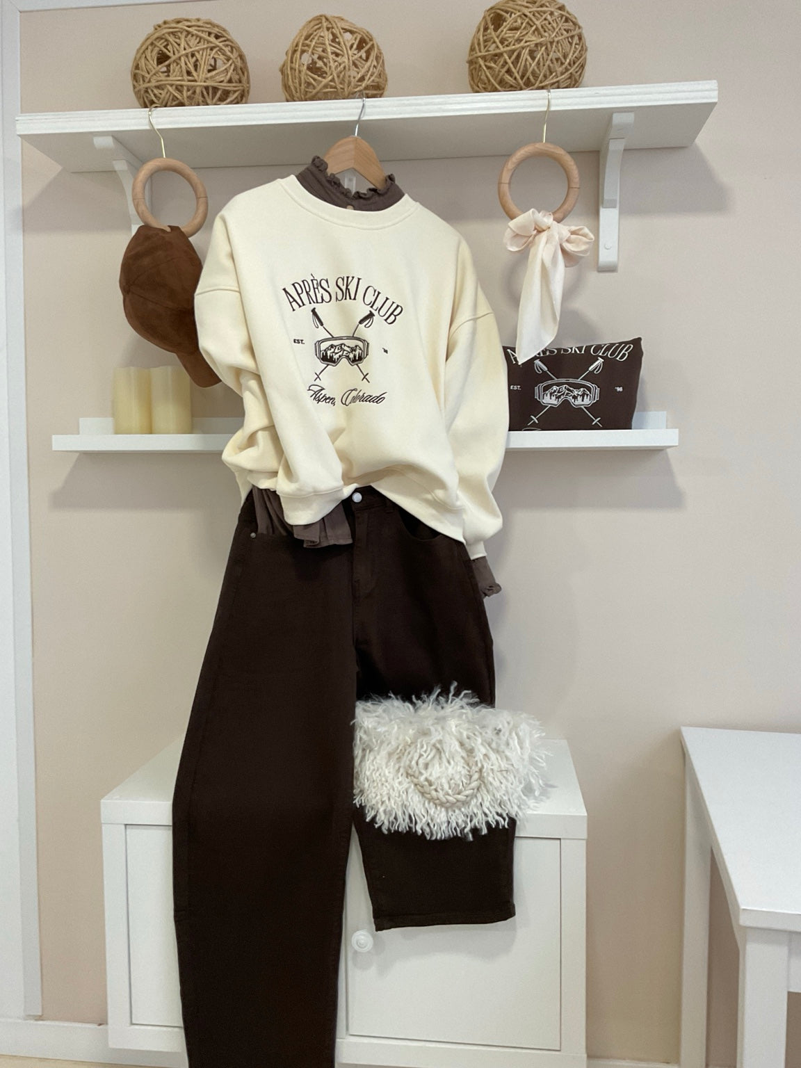 Beige | Sudadera Asper Après Ski Club look con pantalón chocolate