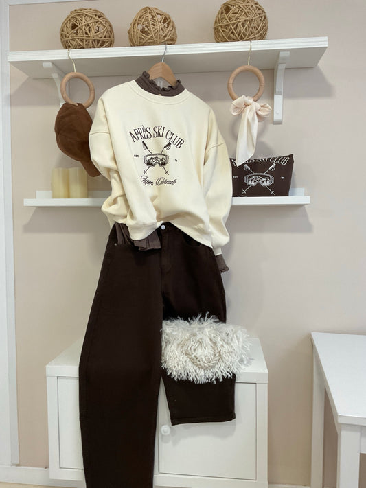 Beige | Sudadera Asper Après Ski Club look con pantalón chocolate