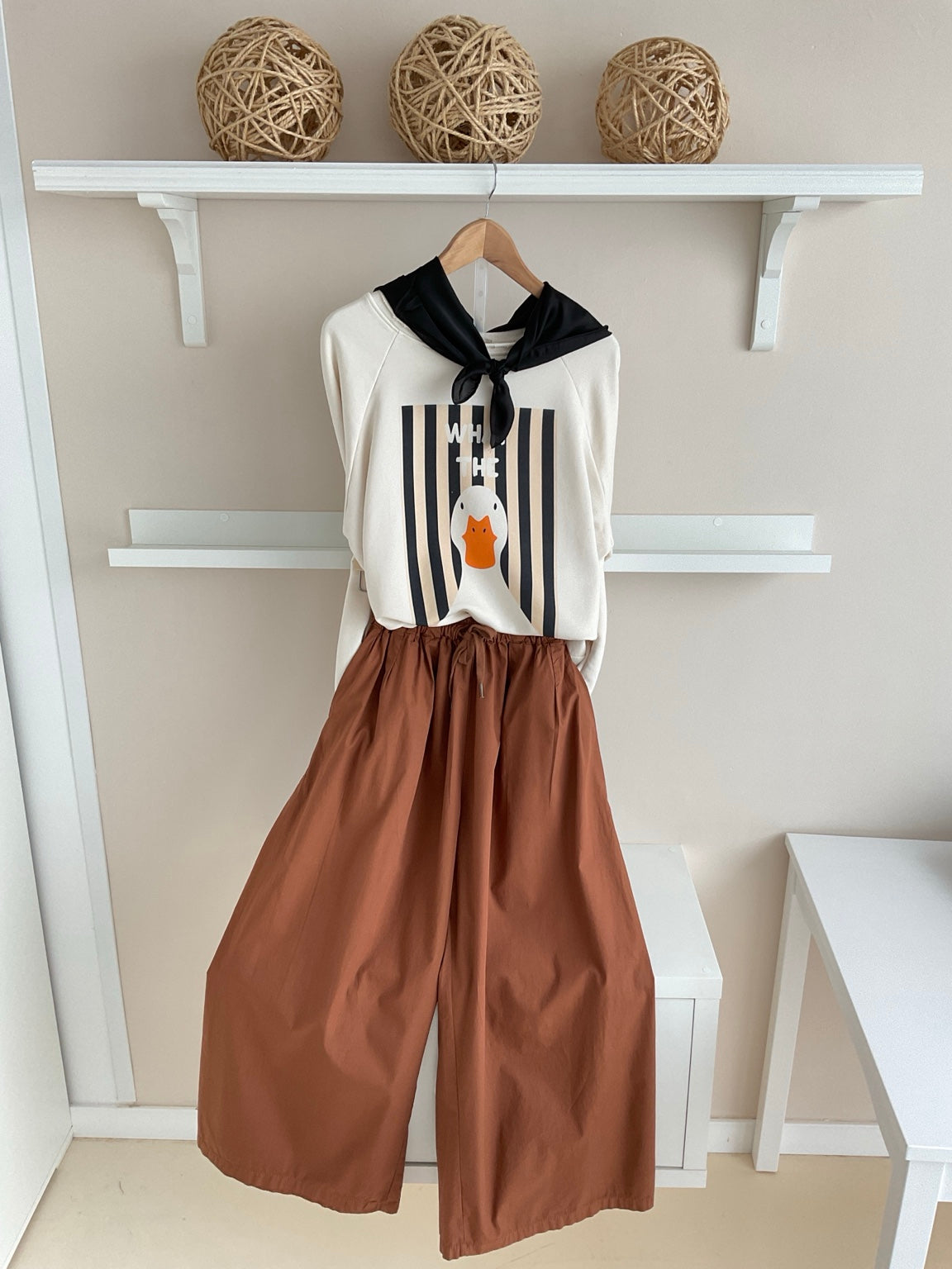 Look con sudadera Marino/Crema