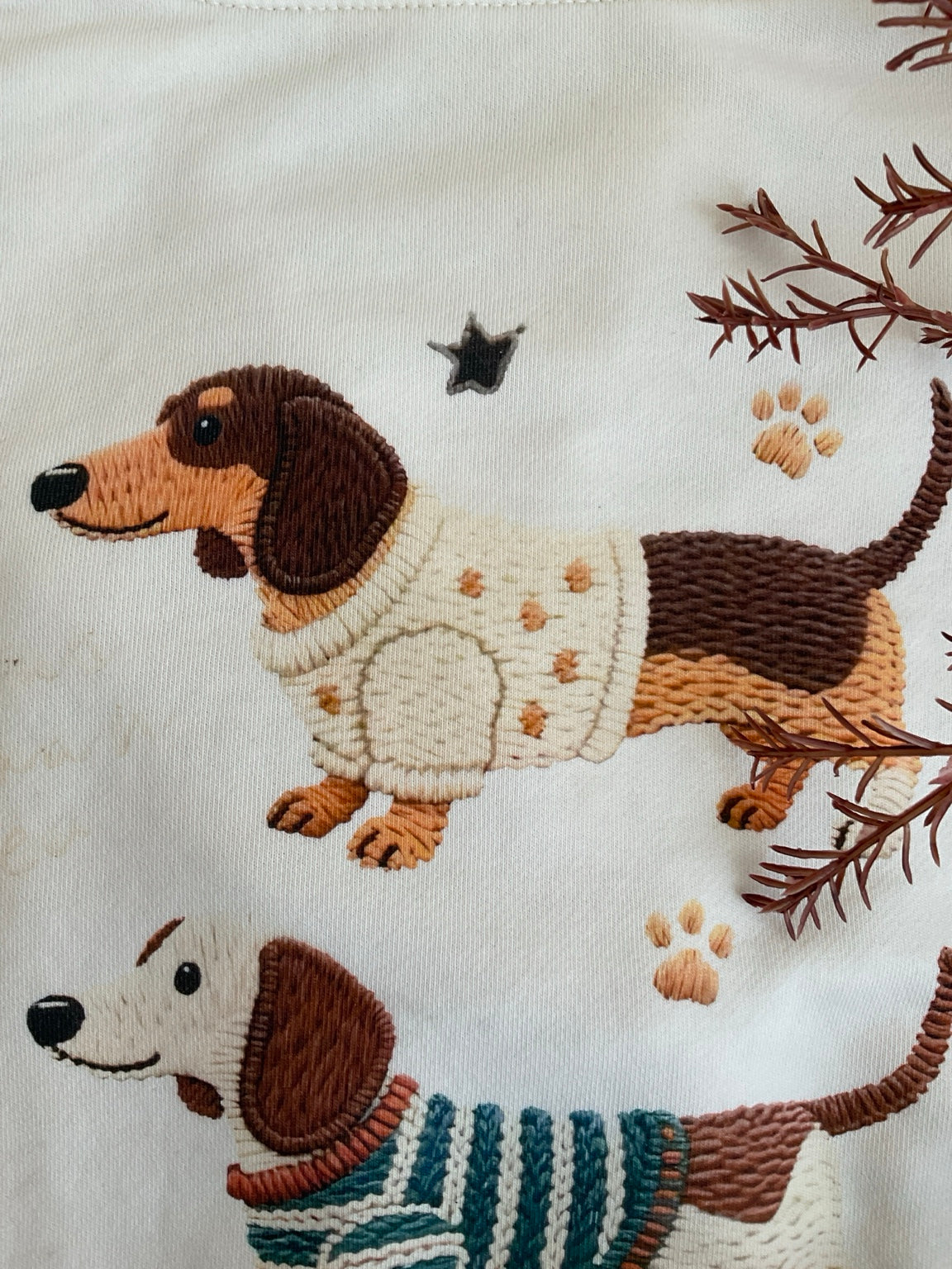 Crema — Sudadera de tres perritos — detalle del dibujo